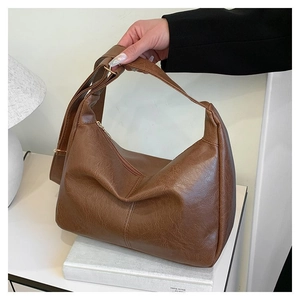 Nahaufnahme der braunen PU-Leder-Schultertasche mit natürlicher Textur und Reißverschluss