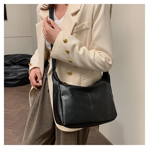 Detailansicht der großen schwarzen Hobo-Tasche mit Kontrastnaht und weicher Lederstruktur