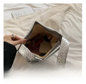 Innenansicht der geflochtenen Tasche mit großem Platz für Handy, Geldbörse und Kosmetik