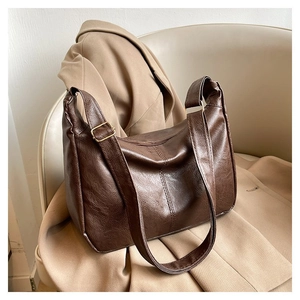 Detailansicht braune Leder-Hobo-Tasche mit verstellbarem Riemen und goldener Metallschnalle