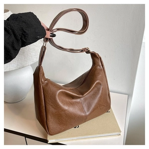Detailansicht der dunkelbraunen Hobo-Tasche mit Vintage-Faltenstruktur und Schultergurt