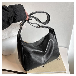 Detailaufnahme der schwarzen Hobo-Tasche mit Kieselstruktur und verstellbarem Schultergurt
