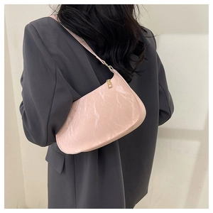 Dettaglio borsa sottobraccio rosa marmorizzata con cerniera dorata e finitura lucida