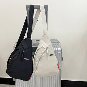 Bolsos de pecho minimalistas de nailon impermeable en blanco y negro para los viajes