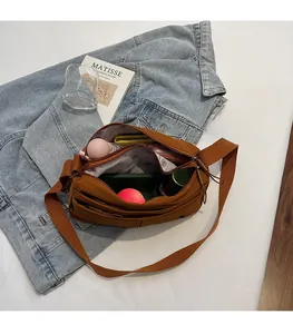 Vue détaillée de l'intérieur d'un sac en nylon avec plusieurs compartiments de rangement