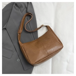 Detailansicht der braunen Vintage Hobo Tasche mit Lychee Textur und Ziernähten