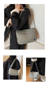 Détails du sac bandoulière multicouche en nylon vert sauge avec une sangle large et ajustable