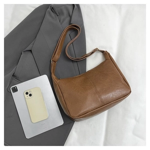Detailansicht der braunen Hobo-Tasche aus Kunstleder mit viel Platz für Tablet und Handy