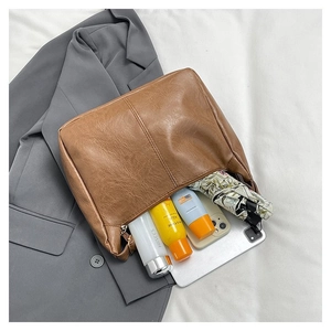 Draufsicht auf das geräumige Innere der braunen Ledertasche mit großem Stauraum