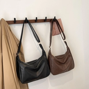 Minimalistische große PU-Leder Halbmond-Tragetaschen in den Farben Schwarz und Dunkelbraun