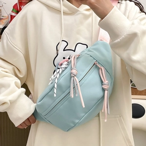 Hellblaue Crossbody-Brusttasche aus Nylon mit bunten Reißverschlüssen für Damen
