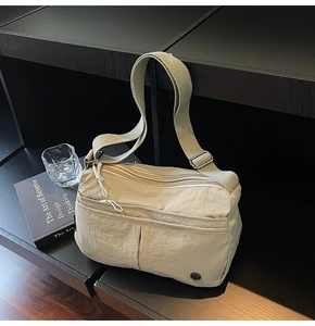 Détails du sac bandoulière multicouche en nylon avec bandoulière large et ajustable