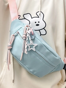 Detailansicht der hellblauen Segeltuch-Gürteltasche mit rosa Gurten und Stern-Anhänger