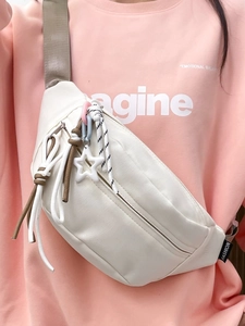 Nahaufnahme weiße Nylon-Umhängetasche mit bunten Kordeln und Stern-Anhänger-Detail
