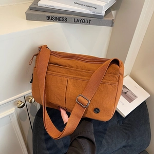 Sac bandoulière en nylon imperméable orange-brun avec plusieurs poches zippées