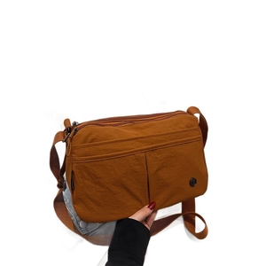 Sac bandoulière en nylon caramel avec plusieurs poches zippées et sangle large