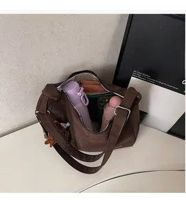 Vue de dessus du grand sac fourre-tout marron mat montrant l'espace de rangement interne
