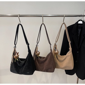 Trois sacs hobo rétro en daim noir marron et kaki avec breloques d'ours mignon