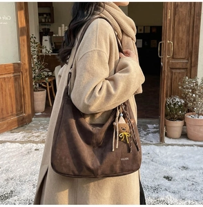 Sac hobo marron en similicuir suédé avec breloque ours et détail du logo