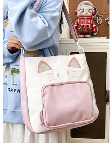 Detail der süßen Katzenohren und Stickerei auf einer großen rosa Canvas-Tasche