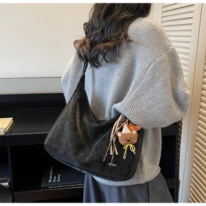 Grand sac hobo vintage noir en daim avec pendentif ours mignon et détail de pompon