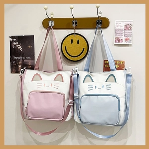 Detailansicht süßer Katzen-Tote-Bags mit 3D-Ohren, Stickerei und verstellbarem Gurt
