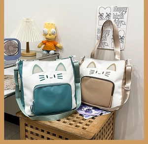 Detail von niedlichen Katzen-Stofftaschen in Grün und Khaki mit geräumigem Innenraum