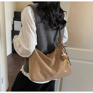 Sac fourre-tout marron vintage en faux daim avec breloque ours, vue portée de dos