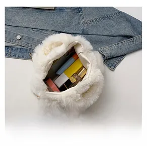 Vue macro montrant la capacité interne du sac à main en peluche blanche et chaîne