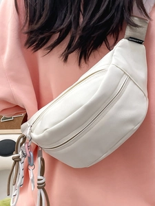Detaillierte Makroansicht der weißen Sport-Brusttasche mit bunten Reißverschlusszügen
