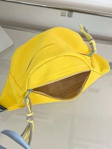 Detailansicht der gelben Segeltuch-Brusttasche mit blauem Reißverschluss und Futter