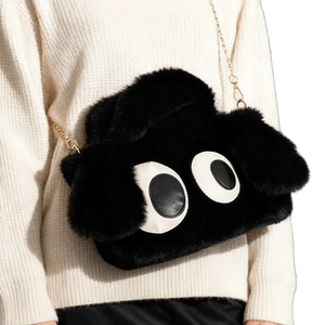 Détail du sac bandoulière noir en peluche avec yeux de dessin animé et chaîne dorée