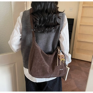 Sac hobo en daim marron foncé à l'épaule avec breloque ours et logo lettré