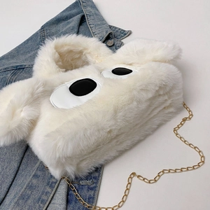 Détail du sac en peluche blanc avec motif de gros yeux et bandoulière en chaîne dorée chic
