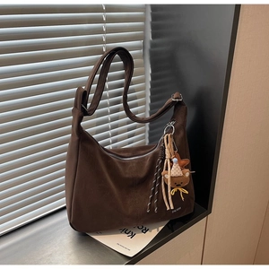 Sac à Épaule Hobo Vintage pour Femmes Grande Capacité Texture Daim Similicuir Tote Avec Pendentif Ours Commuter Sac sous le Bras