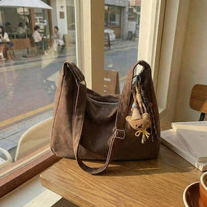 Grand sac hobo vintage en daim marron avec bandoulière et pendentif ours mignon