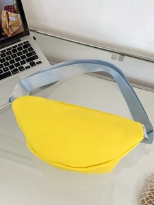 Detailansicht der gelben Canvas-Gürteltasche mit blauem Gurt und weißem Kunststoffverschluss
