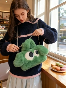Détail du sac monstre en peluche verte avec texture douce et chaîne dorée