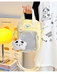 Detalle del bolso ita de lona amarilla con bolsillo de malla y colgante de estrella