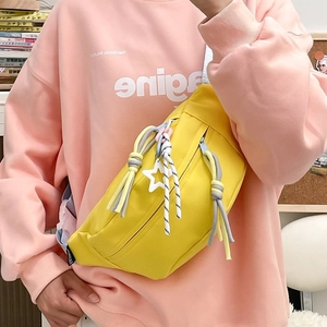 Gelbe Nylon-Brusttasche für Damen mit doppeltem Reißverschluss und Stern-Anhänger-Detail