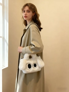 Gros plan détaillé sur la texture en peluche blanche et les yeux mignons du sac à main