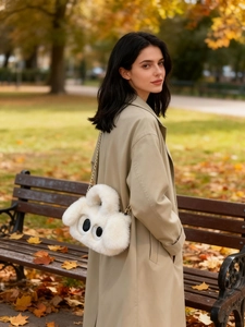 Sac à bandoulière chiot en peluche blanche avec fourrure douce et chaîne dorée élégante