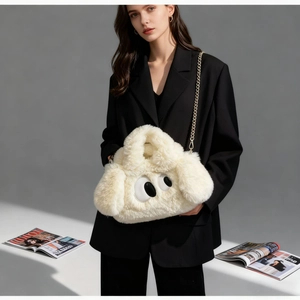 Détail du sac cabas en peluche blanche avec grands yeux de dessin animé et chaîne
