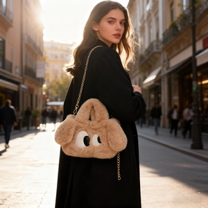 Détail du sac chiot en peluche avec bandoulière chaîne dorée et texture douce de luxe