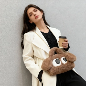 Détail du sac à bandoulière en peluche marron en forme de chien avec chaîne dorée