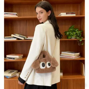 Détail du sac chiot en peluche marron avec grands yeux et bandoulière en chaîne