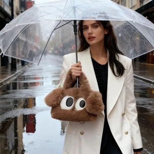 Gros plan d'un sac à main en peluche marron en forme de chien avec de grands yeux mignons