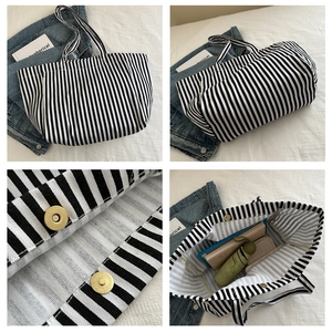 Vue détaillée du sac cabas en toile rayé avec fermeture magnétique et intérieur spacieux