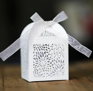 European Laser Cut Hollow Wedding Favor Candy Box Artificial Pearl Paper Gift Box With Ribbon For Chocolate Party Banquet Decoration