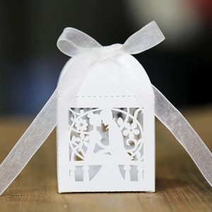 Europäische Elegante Laserschnitt Hochzeit Süßigkeitenboxen Perlmuttpapier Hohl Paar Silhouette Geschenkbox Mit Band Für Verlobungsfeier Bankett Hochzeit Gastgeschenke